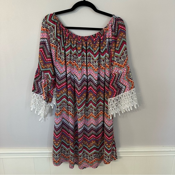 Women’s Boutique 3/4 Flowy Lace Sleeve Rounded Neck Multicolor Design Top GUC - Picture 2 of 7